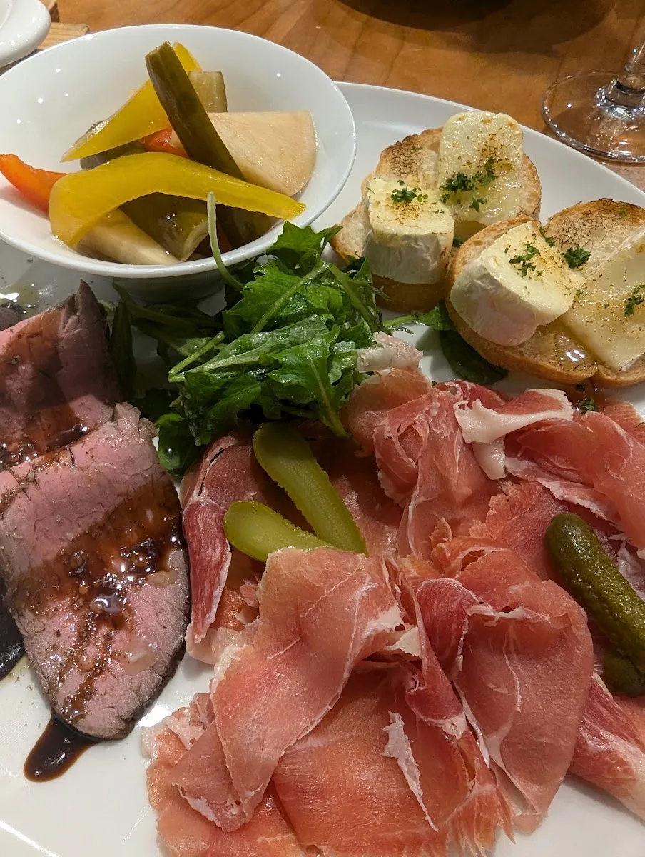Bistro Emujue · 9